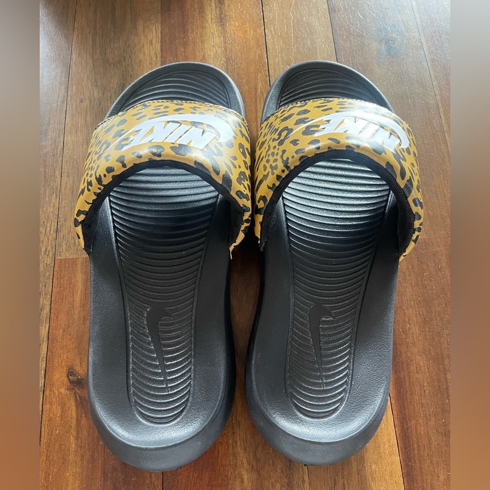 Nike Victori One print animal print slides sandals size 7 - Picture 2 of 4